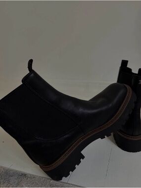 Sam Edelman Black Leather Chelsea Lug Booties